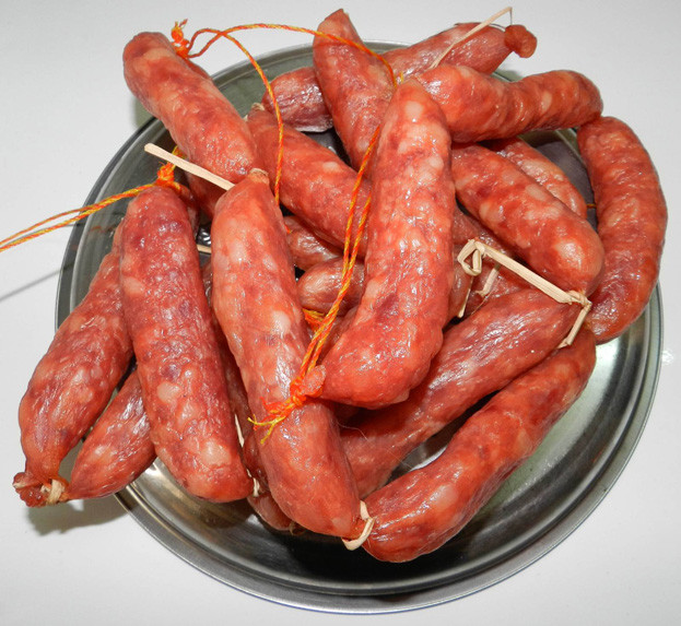 Nguyên liệu tự làm lạp xưởng gồm: 2kg thịt nạc heo; 1/2kg mỡ heo; 150ml rượu Mai Quế Lộ; 5m ruột lợn non; 4 ống rượu trắng.