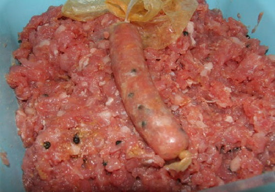 Tiếp theo bạn đun một nồi nước sôi sau đó bạn cho lạc xưởng đã làm trên bỏ vào nồi, đảo chúng qua một lượt rồi vớt chúng ra ngay và để cho ráo nước.