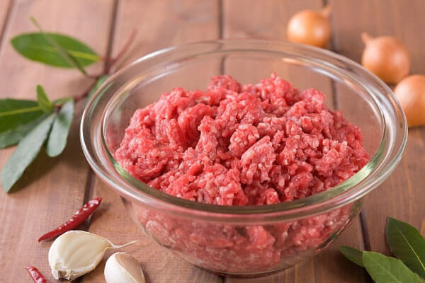 Cách làm lạp xưởng: Chuẩn bị phần ruột lạp xưởng. Có hai cách để bạn xử lý thịt. Cách thứ nhất, nếu bạn muốn những chiếc lạp xưởng của mình thật mịn khi thái thì bạn cho phần thịt và mỡ vào xay chung và xay nhuyễn như xay giò. Cách này có nhược điểm đó là bạn sẽ rất khó cảm nhận được vị thơm, béo ngậy của mỡ và thịt.