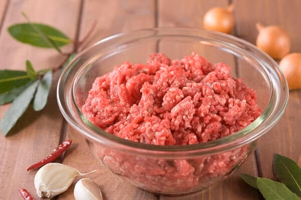 Cách làm lạp xưởng: Chuẩn bị phần ruột lạp xưởng. Có hai cách để bạn xử lý thịt. Cách thứ nhất, nếu bạn muốn những chiếc lạp xưởng của mình thật mịn khi thái thì bạn cho phần thịt và mỡ vào xay chung và xay nhuyễn như xay giò. Cách này có nhược điểm đó là bạn sẽ rất khó cảm nhận được vị thơm, béo ngậy của mỡ và thịt.