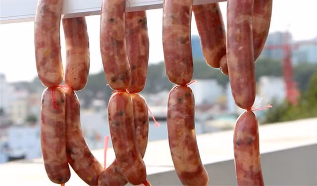 Khi lạp xưởng khô, bạn lấy giấy thấm dầu gói lạp xưởng lại và cho vào tủ lạnh, hay treo nơi thoáng mát, dùng được lâu. Khi dùng tới lạp xưởng, chỉ việc luộc chín rồi vớt ra, lăn trên chảo không dính để lạp xưởng vàng và không đọng dầu khi chiên.