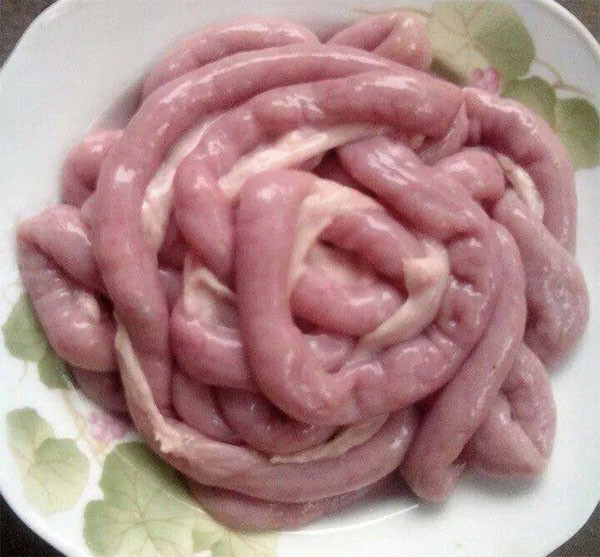 Chuẩn bị phần vỏ lạp xưởng: Phần vỏ ở đây tức là phần lòng heo. Xử lý lòng heo cho sạch và có thể dùng làm lạp xưởng bằng cách bạn bóp kỹ cả phần trong và ngoài lòng với muối và rượu trắng. Cẩn thận hơn, bạn có thể dùng thêm cả phần chanh tươi.