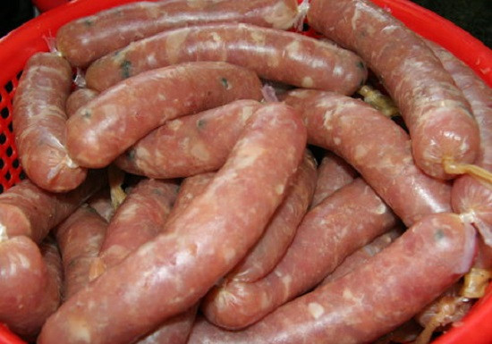 Dùng một cây kim châm vào lạp xưởng, sau đó treo lên lạc xưởng lên cho thoáng, có nắng để ráo,thỉnh thoảng bạn trở đều. Khi thấy khô là được, phơi lạc xưởng khoảng 3 – 5 ngày nắng tùy theo nắng nhiều hay nắng ít.