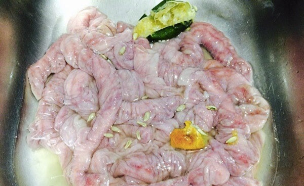 Lưu ý khi làm lòng, bạn cần lộn trái đoạn lòng để đảm bảo phần ruột bên trong được làm sạch. Bạn không cần cạo ruột lòng cho mỏng bởi khi bóp muối, rượu và chanh thì phần ruột này cũng đã mỏng đi đáng kể rồi.