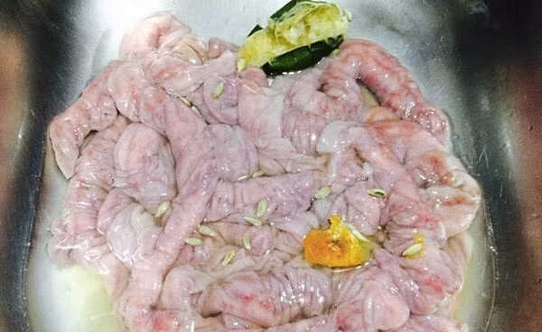 Lưu ý khi làm lòng, bạn cần lộn trái đoạn lòng để đảm bảo phần ruột bên trong được làm sạch. Bạn không cần cạo ruột lòng cho mỏng bởi khi bóp muối, rượu và chanh thì phần ruột này cũng đã mỏng đi đáng kể rồi.