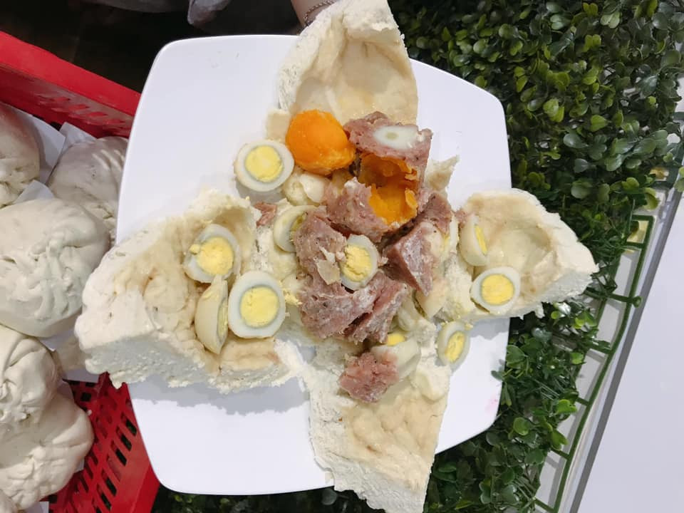 Tuy lớp nhân có phần hoành tráng nhưng “ngoại hình” của bánh vẫn tương tự như các loại khác trên thị trường, bởi vỏ bánh cực kỳ mỏng ăn không hề có cảm giác ngán ngấy.