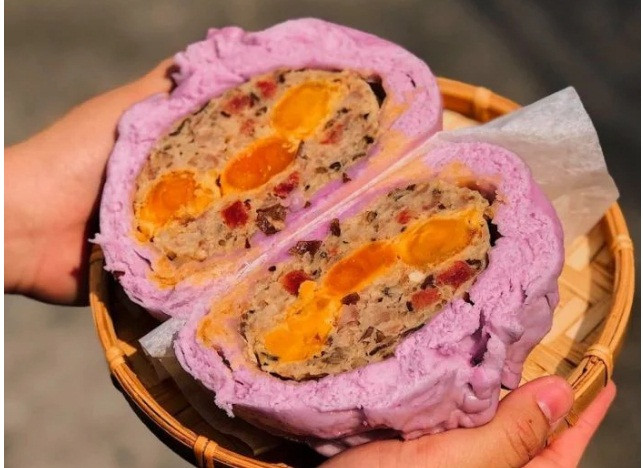 Phần nhân thường gồm thịt heo băm, lạp xưởng, mộc nhĩ, nấm hương,... được hòa quyện vào nhau để nhân bánh thêm phần thơm ngon. Trứng muối thì vàng ươm, béo ngậy trải đều khắp nhân bánh để khi cắt đôi ra thì hình dáng bánh vẫn trông vô cùng đẹp mắt và hấp dẫn.