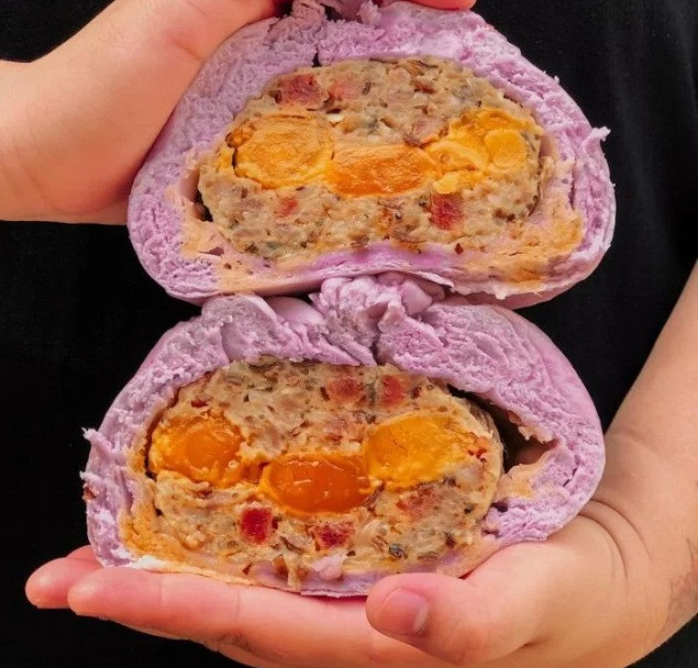 Một chiếc bánh bao 8 trứng muối to ụ và đầy ắp nhân thường phải từ 2-3 người ăn mới hết. Bánh cũng được nhiều dân văn phòng đặt mua và lựa chọn cho các bữa ăn xế trong ngày. Ảnh: Internet.