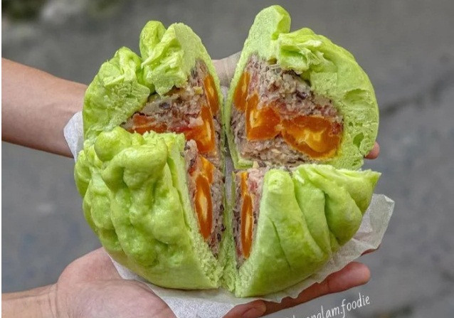 Vỏ bánh thay gì màu trắng ngần mềm mịn thì giờ đây đã được thay đổi thành màu xanh vị dứa và màu tím vị khoai môn trông rất bắt mắt.