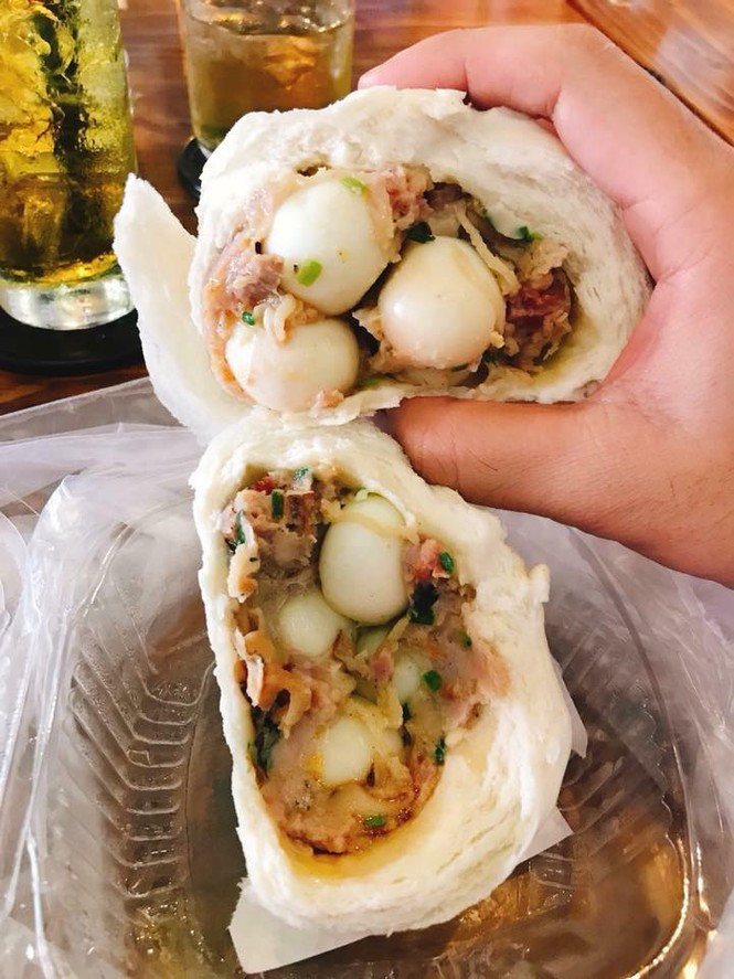 Chưa bàn đến chất lượng, tên món ăn đã khiến nhiều người tò mò muốn nếm thử. Xẻ làm đôi chiếc bánh nóng hổi, lớp trứng cút xếp đầy, chiếm phần lớn nhân bánh, kết hợp lớp vỏ dày, tạo thành chiếc bánh khá to, một người ăn không hết.