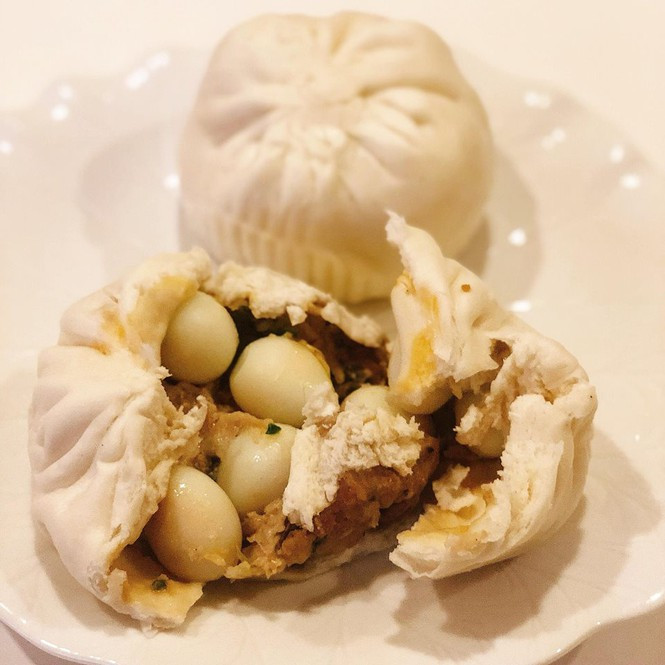 Tiệm bánh nằm trong khu người Hoa, trên đường Trần Hưng Đạo, gây chú ý với các thánh ăn vặt Sài thành nhờ món bánh bao nhân 8 trứng.