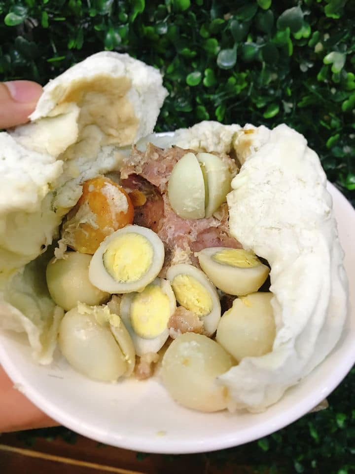 Chiếc bánh bao 8 trứng có trọng lượng 300gram-350gram nên thường phải hai người ăn mới hết.
