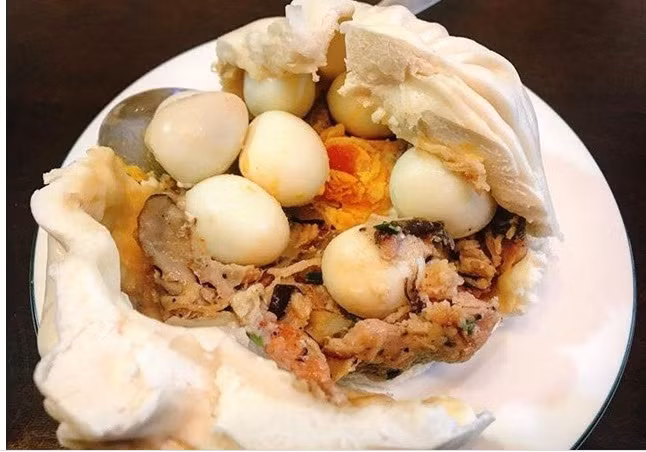 Gần đây, cư dân mạng thi nhau săn lùng “siêu phẩm cực khủng” món bánh bao có phần nhân tận 8 quả trứng nhìn vô cùng thích mắt.
