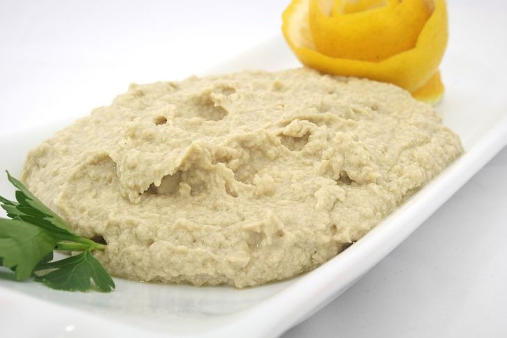 Hummus (món ăn từ đậu gà): Bạn có thể bảo quản sản phẩm hummus tiệt trùng chưa mở trong tủ lạnh trong khoảng 3 tháng và 1 tuần sau khi đã mở. Nếu món hummus truyền thống không có chất bảo quản thì có thể an toàn để ăn trong vòng một tuần.
