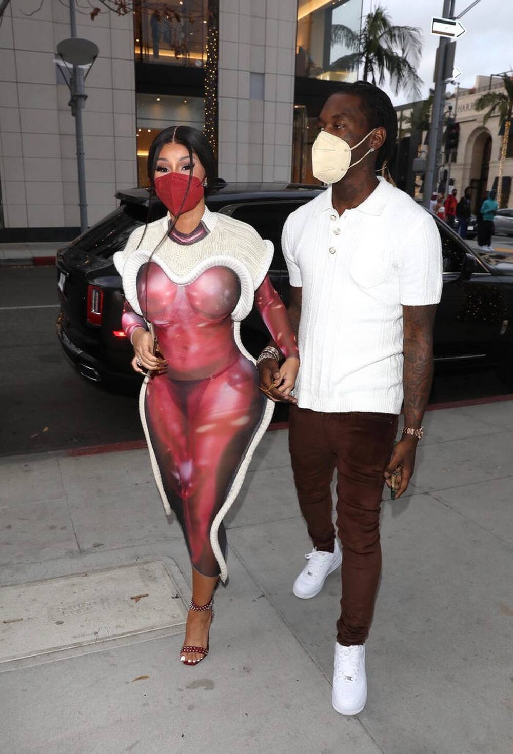 Trang phục kỳ quặc của nữ rapper tạo ra ảo ảnh giống người mặc bị lộ toàn bộ thân thể nhưng thực ra hình dáng của một người phụ nữ đã được in sẵn lên màu vải đỏ.