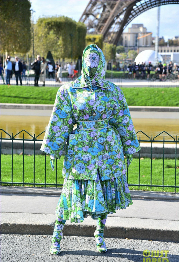 Chụp hình cạnh tháp Eiffel ngày 28/9, Cardi B khiến những người xung quanh “choáng váng” với trang phục họa tiết hoa kín bưng từ đầu đến chân, thậm chí trùm cả mặt. Ảnh: Internet.