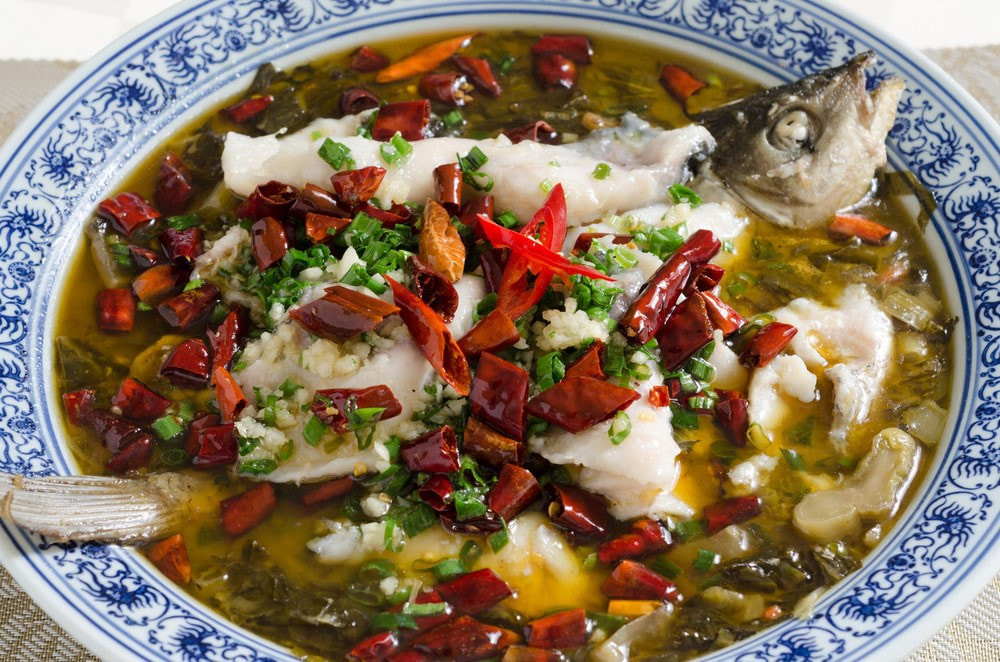 Cá nhúng trong dầu ớt: Khi cơn sốt các món ăn Tứ Xuyên làm mưa làm gió vào cuối những năm 1990, món ăn này đã trở thành trung tâm của mọi loại ẩm thực.