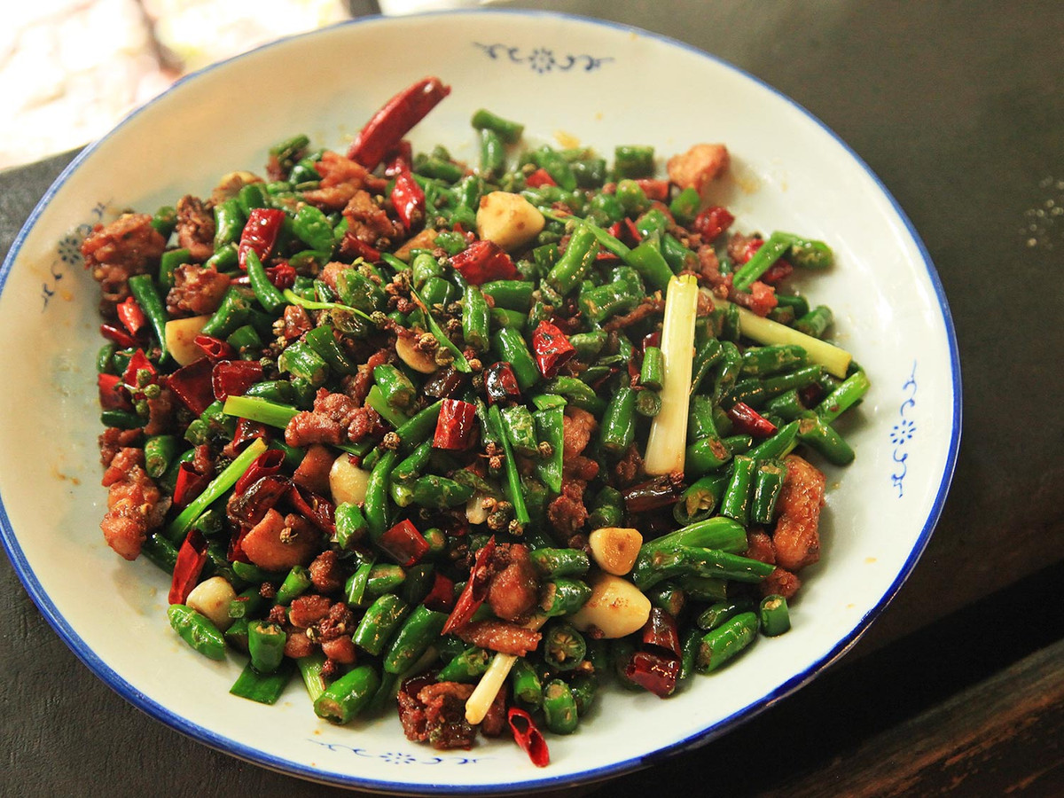 Lazi Ji (Gà xào ớt khô): Món ăn nổi tiếng của vùng Tứ Xuyên với vị cay đặc trưng và màu sắc hết sức bắt mắt nhờ sự kết hợp của nhiều nguyên liệu. Đây cũng là món ăn có mặt trong bàn tiệc ngày Tết của người Trung Hoa.