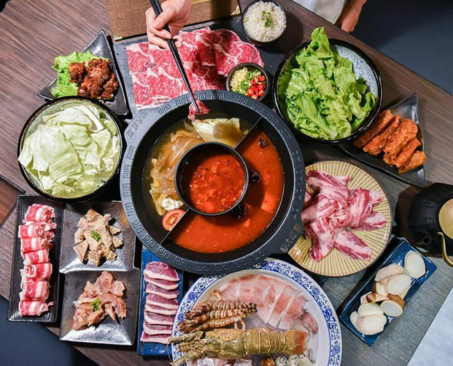 Lẩu Tứ Xuyên: Đây là món lẩu rất ngon với các thành phần gồm thịt bò miếng cùng rất nhiều loại thịt, rau và đậu hũ khác, tất cả được ngâm trong một nồi nước dùng đỏ rực ớt và cay xé họng. 