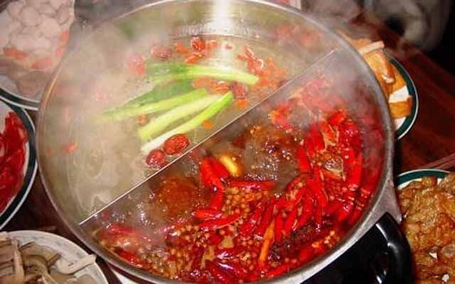 Nhiều nhà hàng phục vụ món lẩu nổi tiếng này, họ chia ra làm 2 phần, một bên cay, một bên không, để thực khách thoải mái lựa chọn.