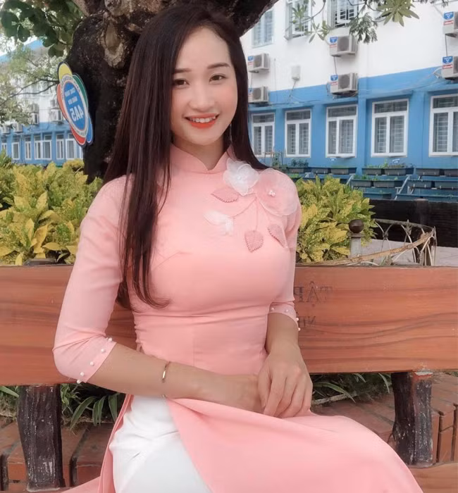 Lưu Thị Phương Thảo, sinh năm 1994, quê ở Thái Bình, đang là giáo viên đang giảng dạy tại trường tiểu học Phú Diễn, quận Bắc Từ Liêm, Hà Nội.