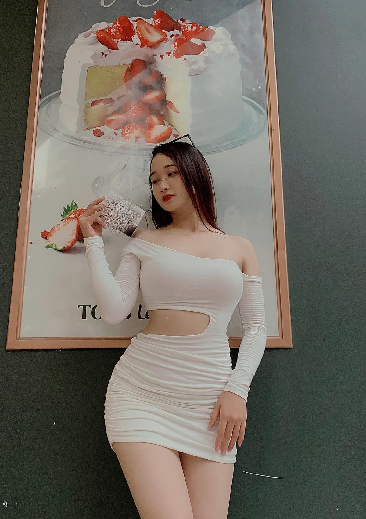 Sau khi Squat xong, Phương Thảo sẽ chuyển sang các bài tập kết hợp dụng cụ như tạ bình vôi, tạ đĩa, tạ bình vôi và Hip Thrust.