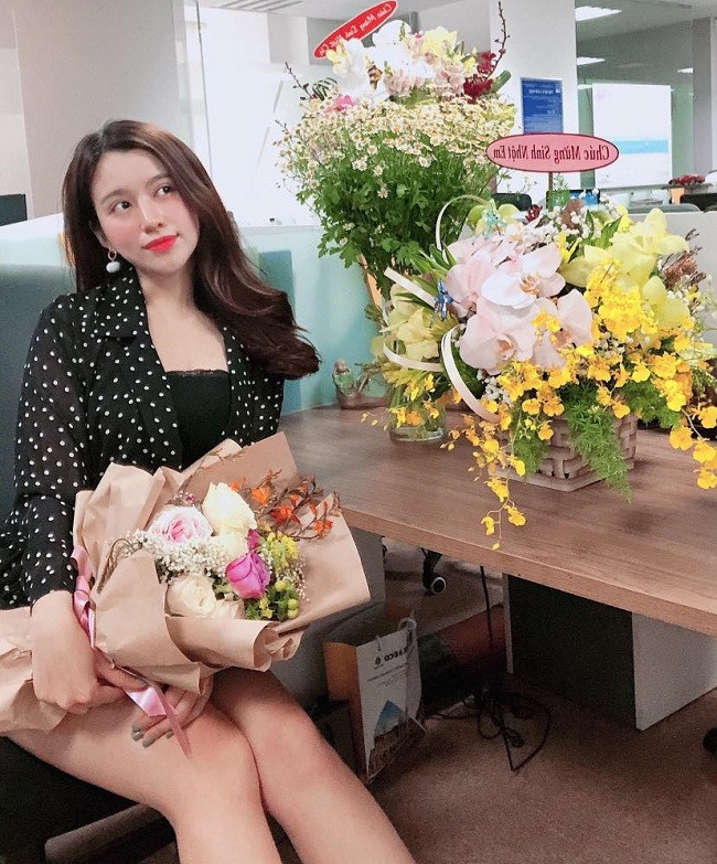 Cô lưu ý chọn chiều dài đủ an toàn: "Tôi mặc váy ngắn vừa phải, không ngắn cũn nên không cần mặc thêm đồ bảo hộ vẫn ổn". Khi diện váy ngắn đi làm, Thanh Hải chú ý đi nhẹ nhàng và chậm rãi, di chuyển khép nép, duyên dáng chứ không quá tự nhiên. Cách này giúp cô tránh được các sự cố thời trang hớ hênh, kém duyên.