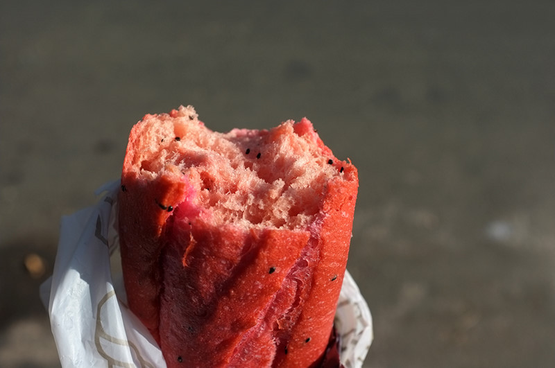 Bên trong phần ruột bánh cũng có màu hồng sậm rất bắt mắt của nguyên liệu là những quả thanh long ruột đỏ.