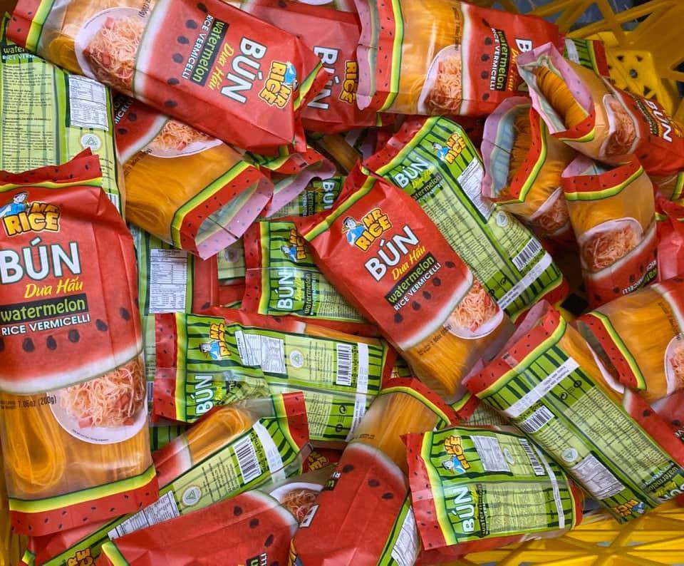 Từ suy nghĩ đơn thuần giúp "giải cứu" dưa hấu và thanh long do ảnh hưởng dịch bệnh COVID-19, Công ty TNHH thực phẩm Duy Anh (xã Phú Hòa Đông, huyện Củ Chi, TP.HCM) đã nghiên cứu thành công 2 sản phẩm là bún dưa hấu và bánh tráng thanh long.