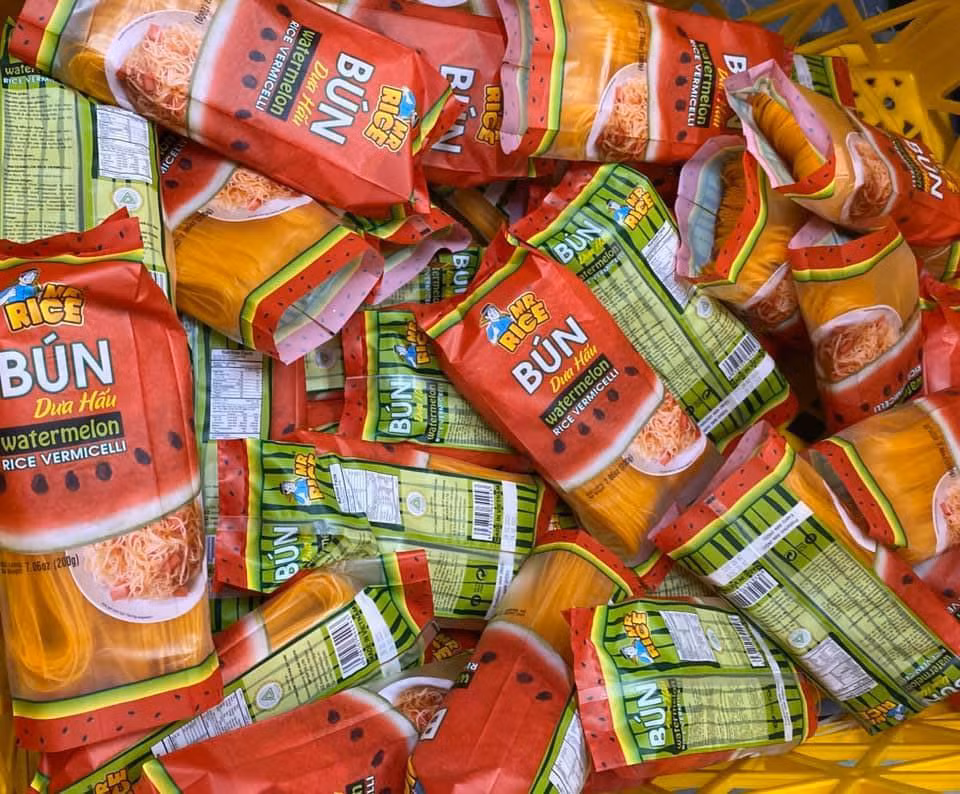 Từ suy nghĩ đơn thuần giúp "giải cứu" dưa hấu và thanh long do ảnh hưởng dịch bệnh COVID-19, Công ty TNHH thực phẩm Duy Anh (xã Phú Hòa Đông, huyện Củ Chi, TP.HCM) đã nghiên cứu thành công 2 sản phẩm là bún dưa hấu và bánh tráng thanh long.