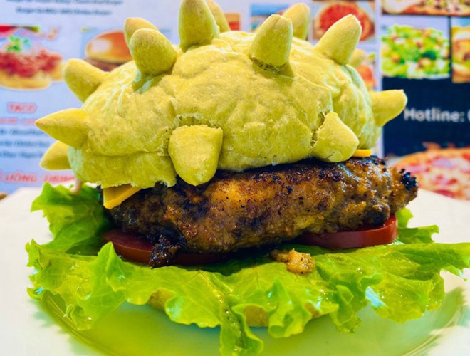  Món ăn độc đáo này nằm ở vỏ bánh có màu xanh tự nhiên được làm từ hỗn hợp bột trộn thêm bột trà xanh và nước lá dứa ép. Ngoài ra, để tạo ra những chiếc gai nhô lên, người đầu bếp đã phải ngồi tỉ mẩn nặn, gắn trực tiếp từng cái lên vỏ bánh.