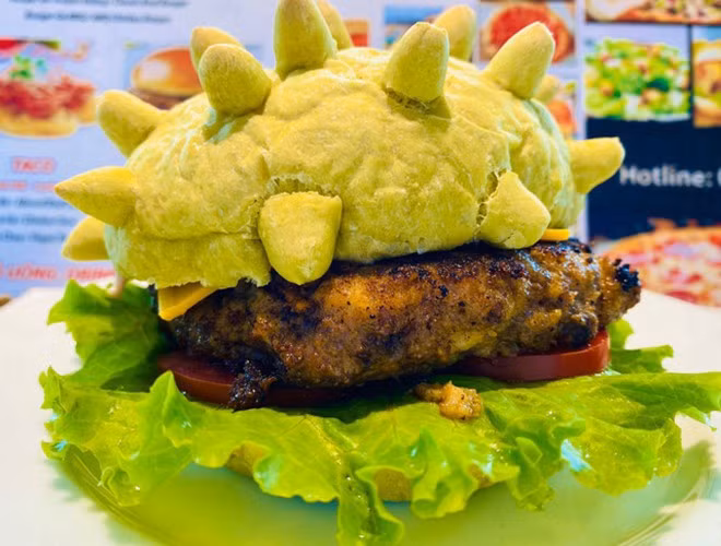  Món ăn độc đáo này nằm ở vỏ bánh có màu xanh tự nhiên được làm từ hỗn hợp bột trộn thêm bột trà xanh và nước lá dứa ép. Ngoài ra, để tạo ra những chiếc gai nhô lên, người đầu bếp đã phải ngồi tỉ mẩn nặn, gắn trực tiếp từng cái lên vỏ bánh.