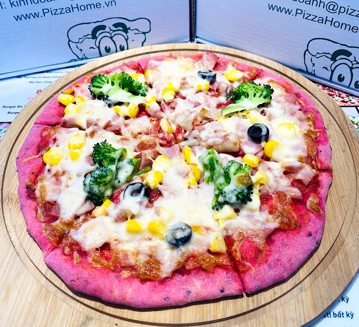 Cùng thời điểm đó, chuỗi Pizza Home ở Hà Nội cũng cho ra mắt những chiếc pizza có thành phần nguyên liệu từ thanh long ruột đỏ.