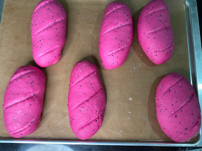 Bánh mì thanh long tình cờ xuất hiện để "giải cứu" hàng tấn thanh long bị tồn đọng do dịch COVID-19 trong năm vừa qua.