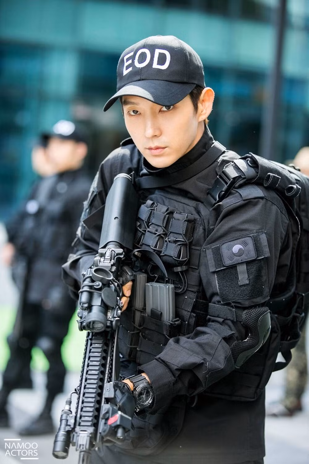 Lee Joon Gi: Trong vai viên cảnh sát kiên quyết và mạnh mẽ Kim Hyun Joon của phim Criminal Minds, Lee Joon Gi mặc quân phục rất điển trai và ngầu.