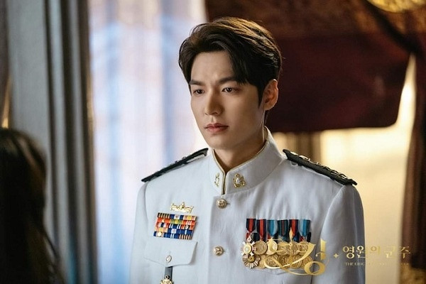 Lee Min Ho vốn sở hữu ngoại hình hoàn hảo cùng khí chất ngời ngời vì thế nam diễn viên mặc gì cũng đẹp. Trong phim Quân vương bất diệt, Lee Min Ho diện đồng phục hải quân màu trắng cực kỳ thần thái.