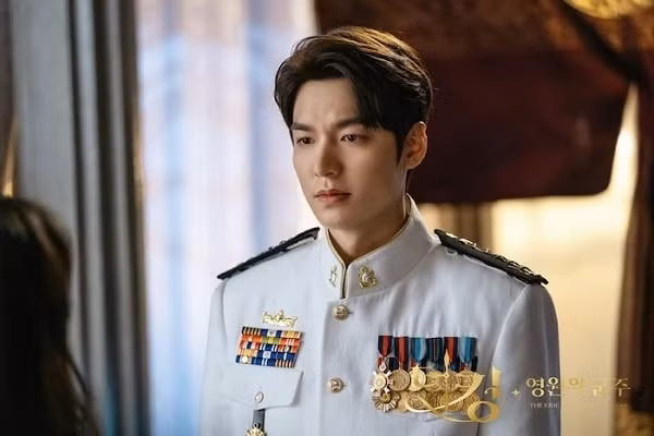 Lee Min Ho vốn sở hữu ngoại hình hoàn hảo cùng khí chất ngời ngời vì thế nam diễn viên mặc gì cũng đẹp. Trong phim Quân vương bất diệt, Lee Min Ho diện đồng phục hải quân màu trắng cực kỳ thần thái.