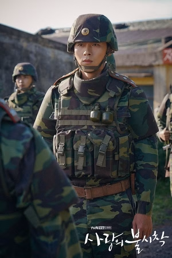 Hyun Bin đã vào vai Đại úy Ri Jung Hyun, khoác lên người bộ quân phục trang nghiêm, thần thái đĩnh đạc, tài giỏi, điển trai và hết lòng vì người yêu khiến đồng loạt chị em “lịm tim”.