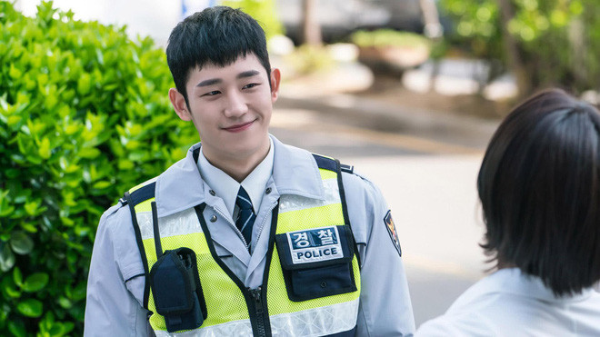 Jung Hae In: Đảm nhiệm vai chàng cảnh sát điển trai, sở hữu nụ cười tỏa nắng Han Woo Tak, hình ảnh của Jung Hae In trong Khi Nàng Say Giấc cũng khiến trái tim bao cô gái phải thổn thức. Dù chỉ xuất hiện trong 1 vài phân cảnh ngắn ngủi nhưng anh chàng còn được đánh giá là "làm lu mờ cả nam chính". Ảnh: Internet.