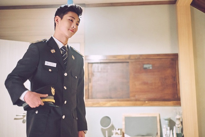 Ji Soo: Trong phim Cô nàng mạnh mẽ Do Bong Soon, Ji Soo hóa thân thành chàng cảnh sát chính trực, luôn đứng về lẽ phải. Bên cạnh đó, tạo hình của 9X trong bộ đồng phục đã giúp anh chinh phục được nhiều fan nữ.