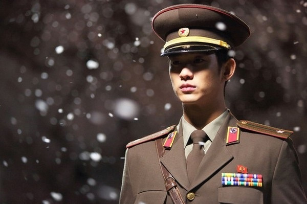 Kim Soo Hyun vốn quen thuộc với khán giả khi vào vai công tử, thiếu gia lạnh lùng. Nhưng phải đến khi khoác lên mình bộ quân phục nghiêm trang cùng đôi mắt lạnh lùng hạ gục mọi trái tim khán giả trong Secretly, Greatly. Công chúng đồng loạt cảm thán và cho rằng nam diễn viên họ Kim rất hợp với tạo hình quân nhân.