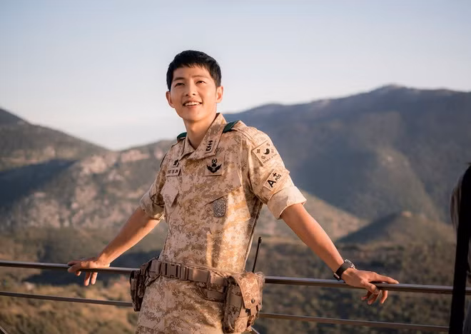 Song Joong Ki: Sau nhiều lần lựa chọn diễn viên nam chính cho Hậu duệ mặt trời, Song Joong Ki chính thức được gọi tên vào vai đại úy Yoo Shi Jin.