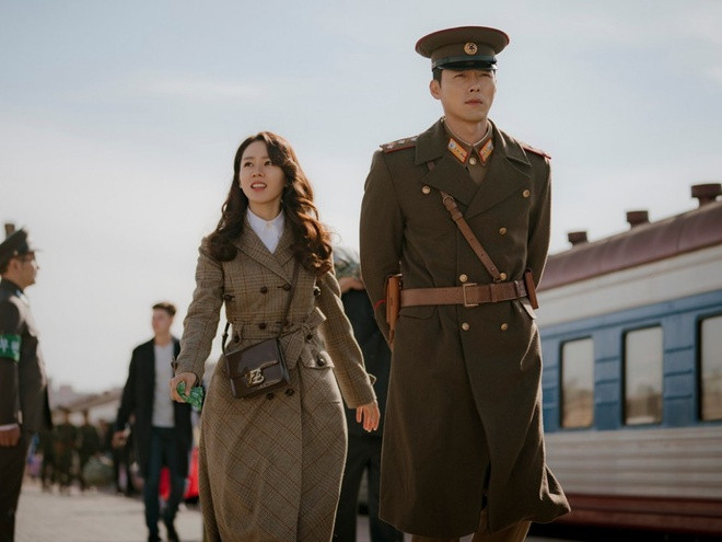 Hyun Bin: Đầu năm 2020, bộ phim Hạ cánh nơi anh thu hút sự quan tâm từ các khán giả trong và ngoài Hàn Quốc nhờ nội dung hấp dẫn. Bên cạnh đó, sự góp mặt của tài tử Hyun Bin mặc quân phục cũng lôi cuốn thêm nhiều người xem.