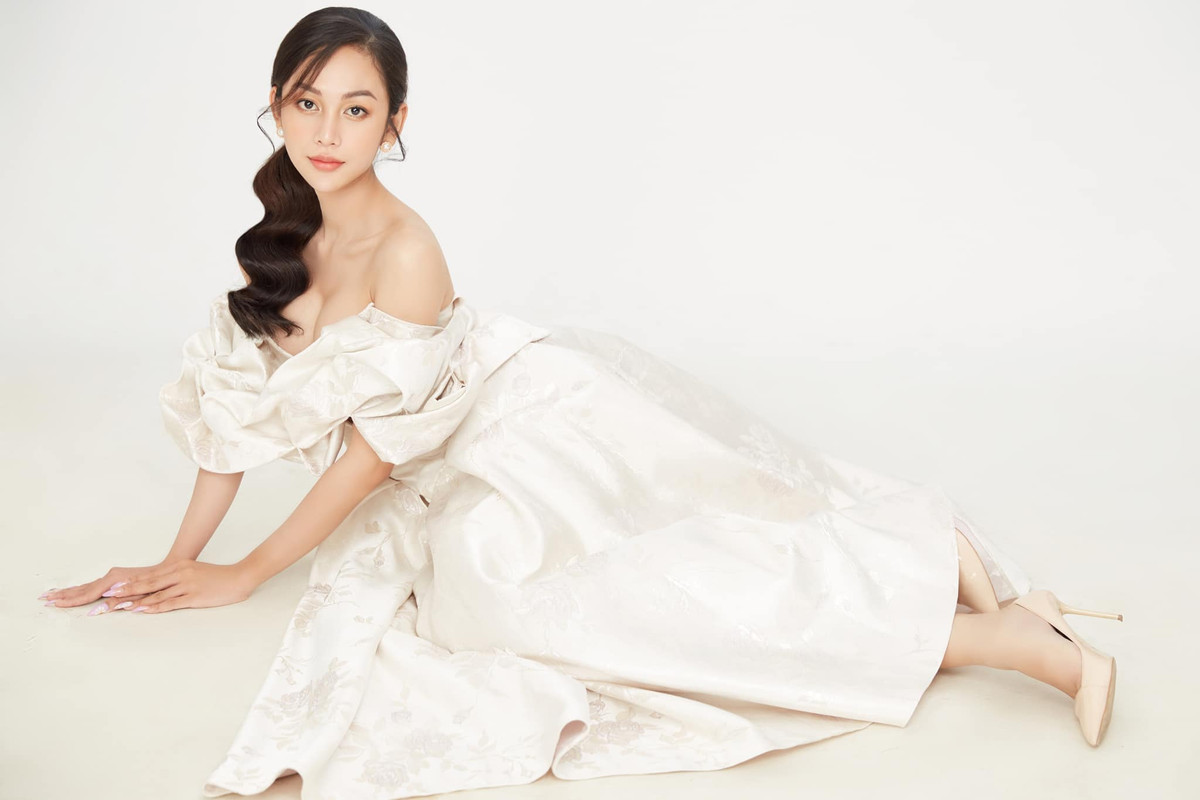 Không chỉ ăn mặc gợi cảm, người đẹp này còn trang điểm cực kỳ xinh xắn. Ảnh: FBNV.