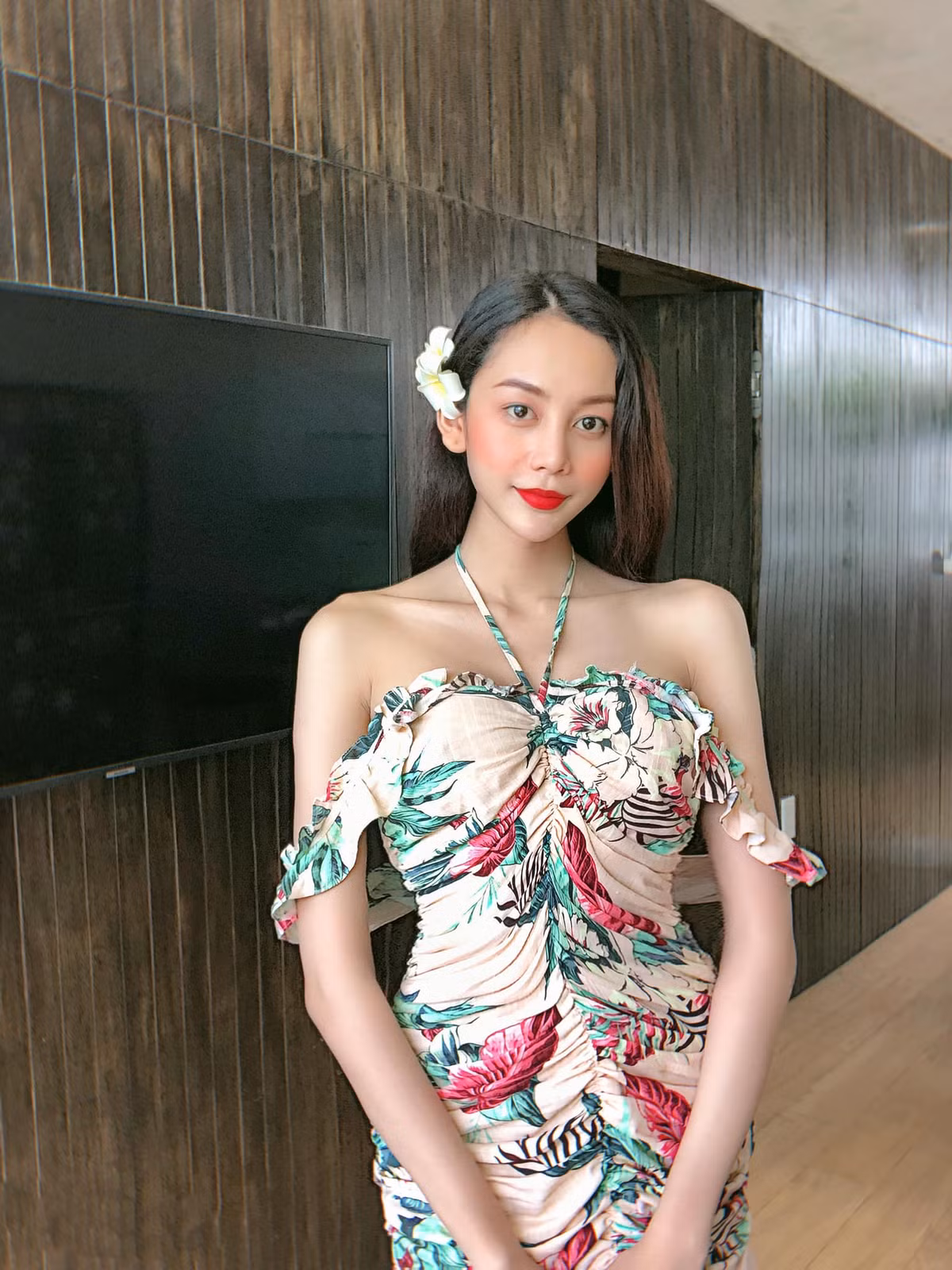 Sau khi phẫu thuật, ba vòng của Mỹ Kỳ trở nên mềm mại hơn và cô tự tin diện các kiểu quần áo ôm dáng.