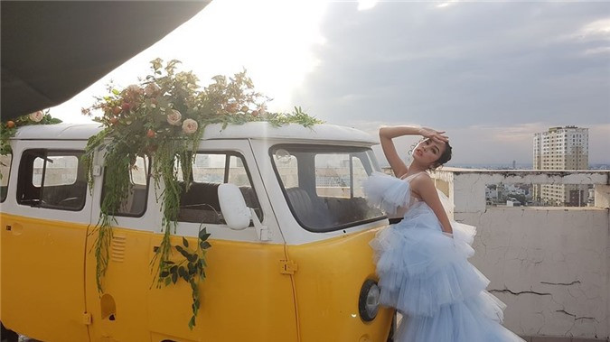 Mỹ Kỳ hóa công chúa xinh đẹp với chiếc váy xếp tầng duyên dáng.