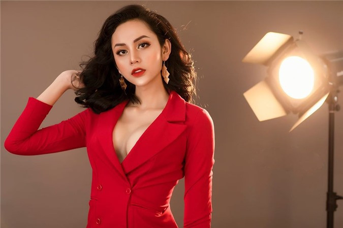 Mỹ nhân chuyển giới diện chiếc vest đỏ khoe vòng một cực bốc lửa.