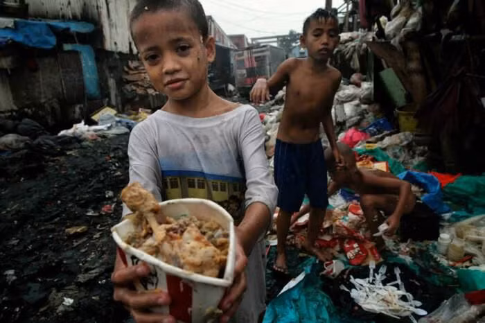 Đôi khi các thực phẩm bị bỏ đi đã bị phun thuốc khử trùng, bị nhiễm nhiều mầm bệnh khác nhau.