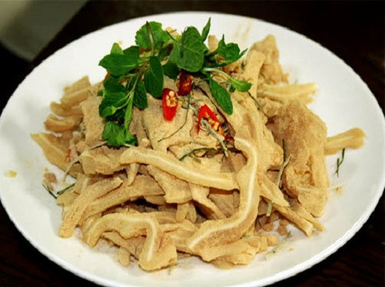 Sau một lúc bạn trộn cho đến khi ngấm hẳn, nêm củ cải vừa miệng, chua ngọt vừa đủ. Cho một ít lạc giã nhỏ trộn đều củ cải, sau đó trộn thêm một ít rau thơm thái nhỏ. Cho nem tai vào trộn đều lên, cho lạc vừng, rau thơm trộn lần nữa và cho ra đĩa thưởng thức. Ảnh: Internet.