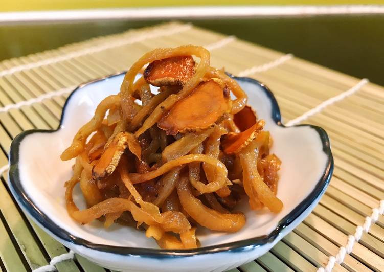 Đặt chảo lên bếp, thêm một ít dầu ăn. Khi thấy dầu nóng, cho gừng và ớt vào đảo nhanh. Tiếp theo, bạn cho củ cải vào xào, nêm thêm dầu hào, nước tương, đường sao cho vừa ăn. Đảo đều để gia vị ngấm đều vào củ cải. Khi thấy củ cải chín mềm, săn lại thì tắt bếp và múc ra thưởng thức.